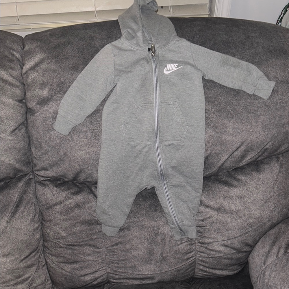 🌻 Nike Kids Gray One Piece 🛍️ Jumpsuit ⚫️ Preloved ⚪️ 6 Months